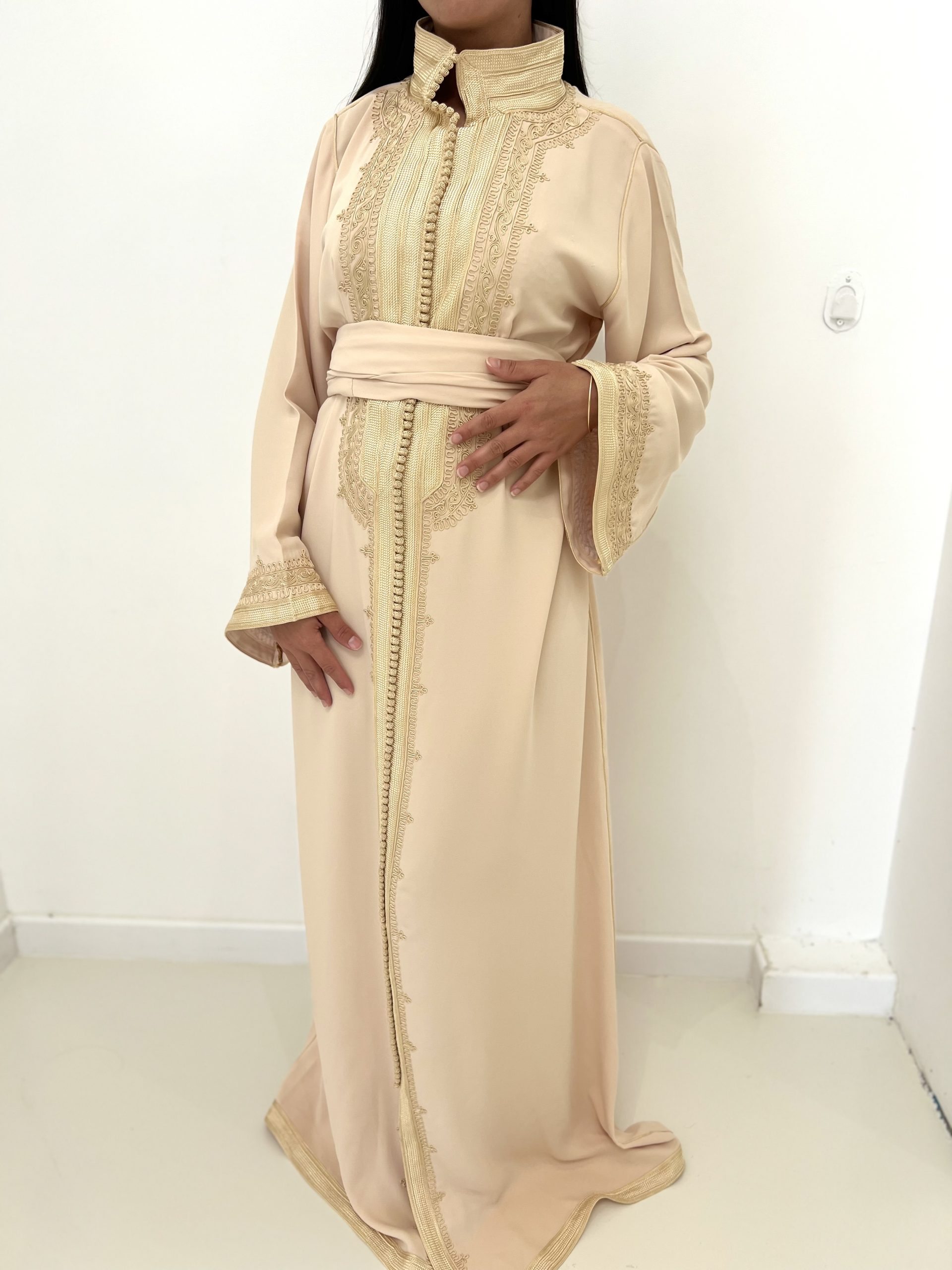 Caftan en crêpe beige