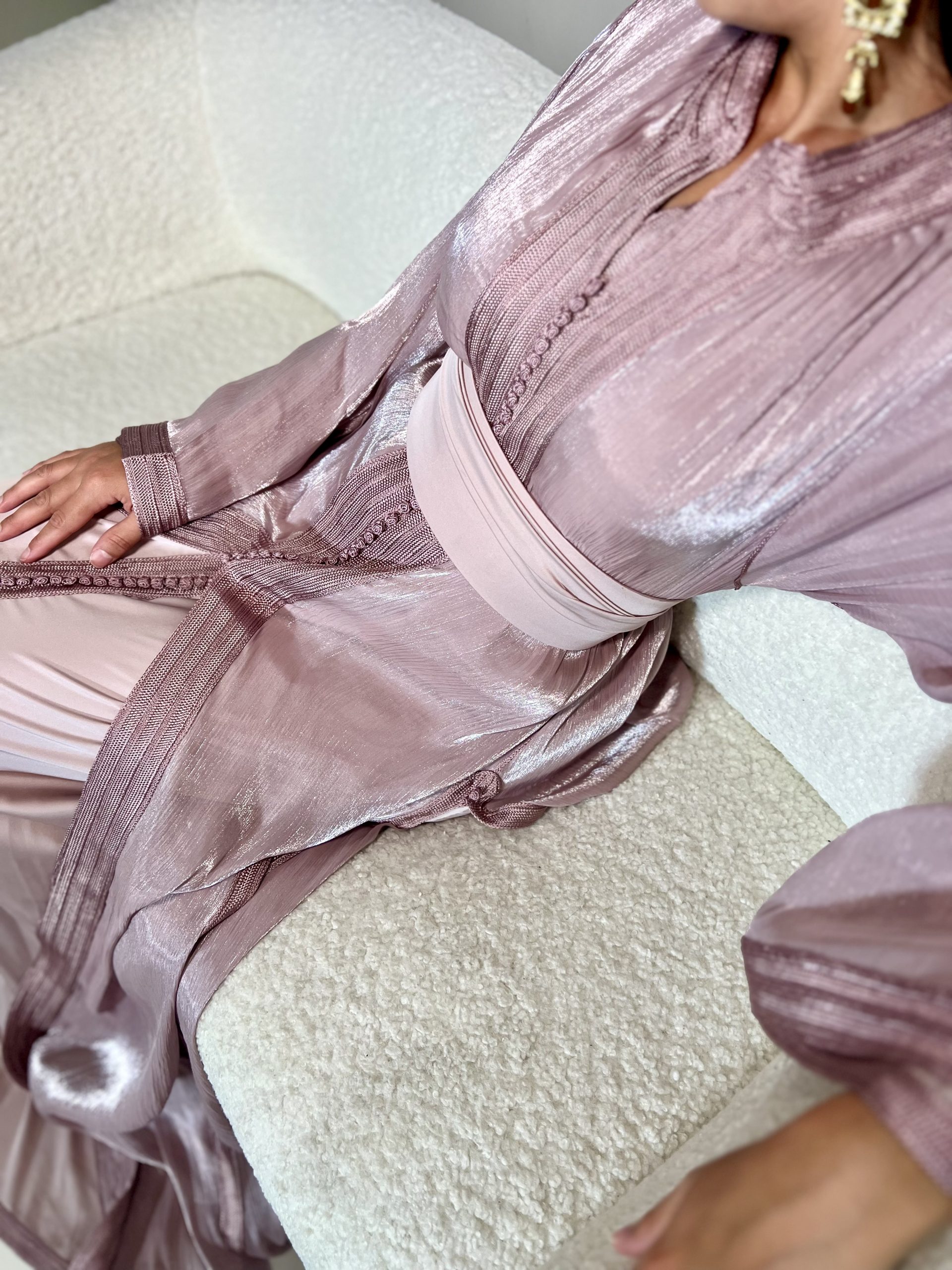 Caftan vieux rose en tissu satiné