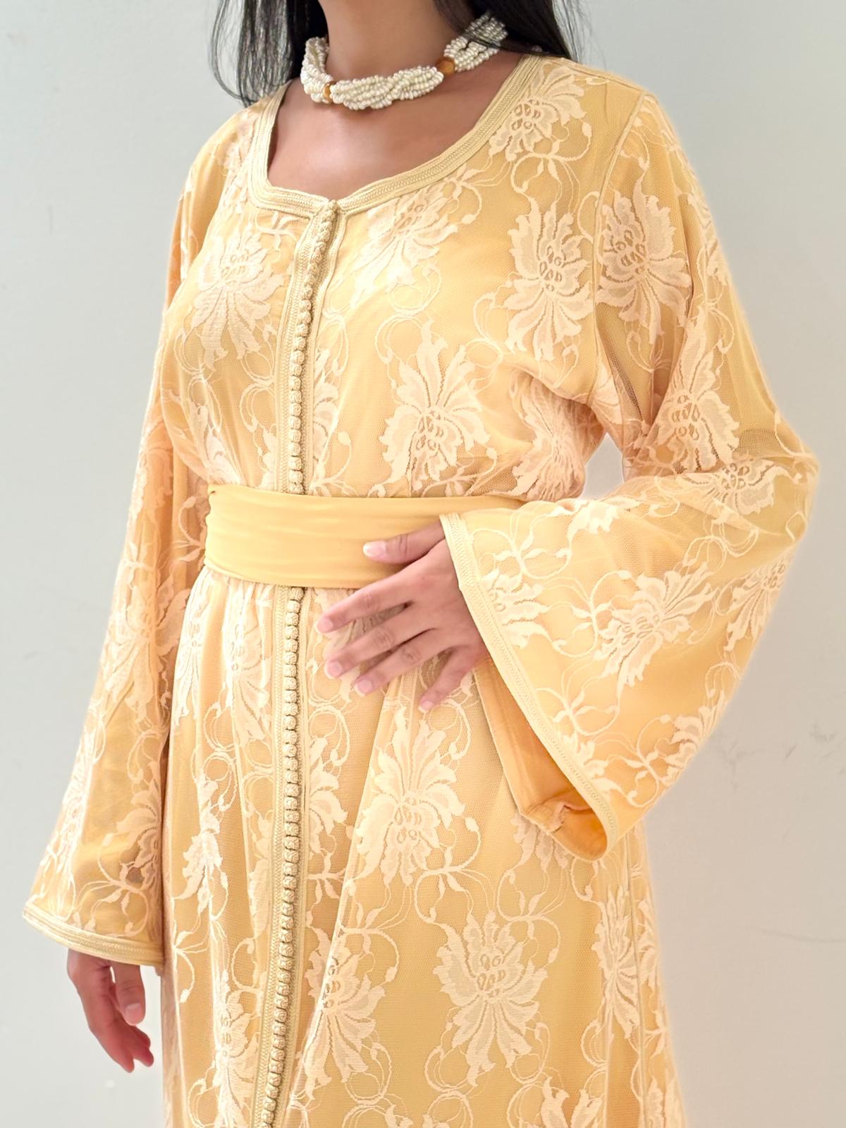 Caftan en dentelle jaune pêche