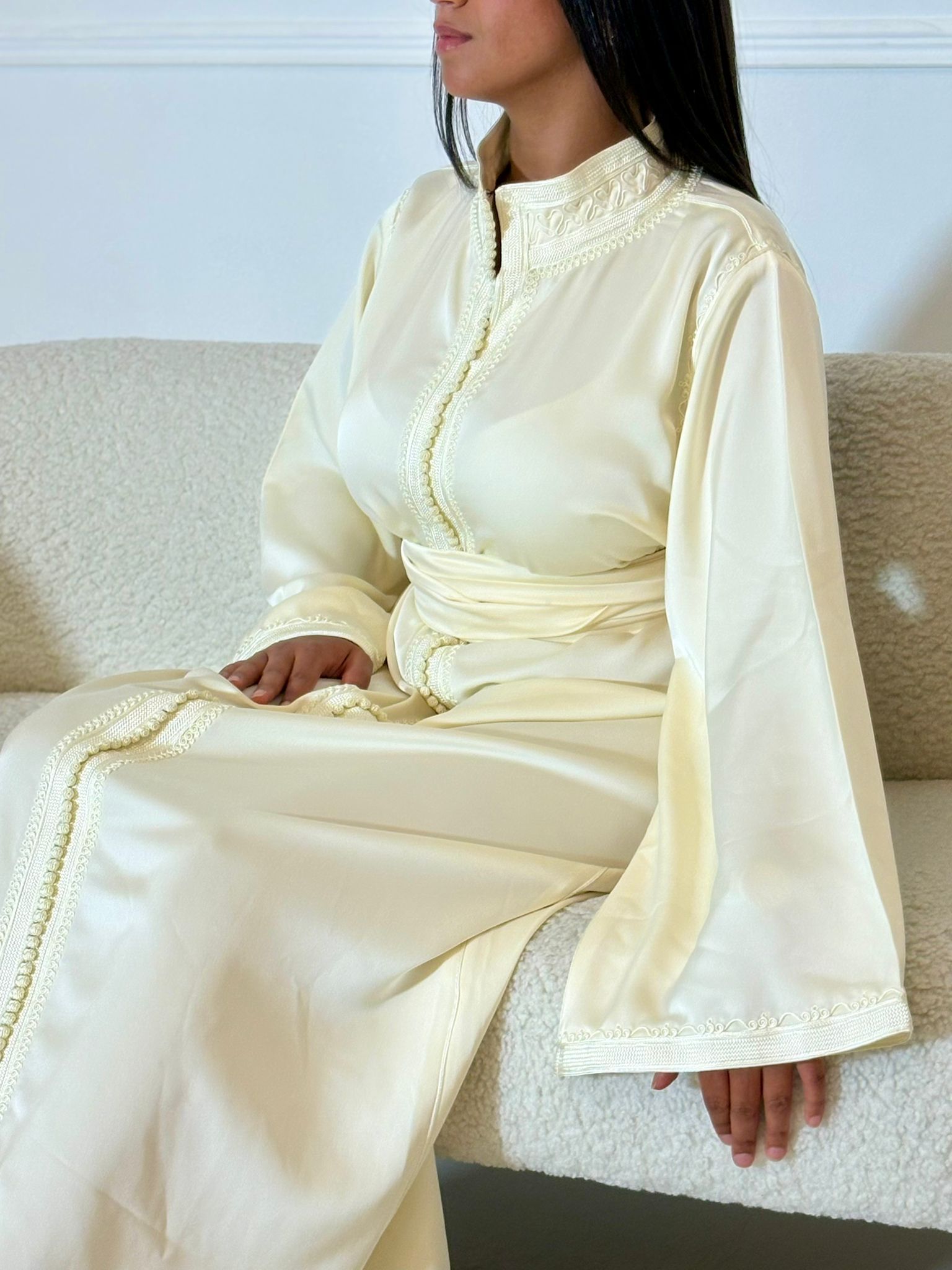 Caftan en drap de soie blanc écru
