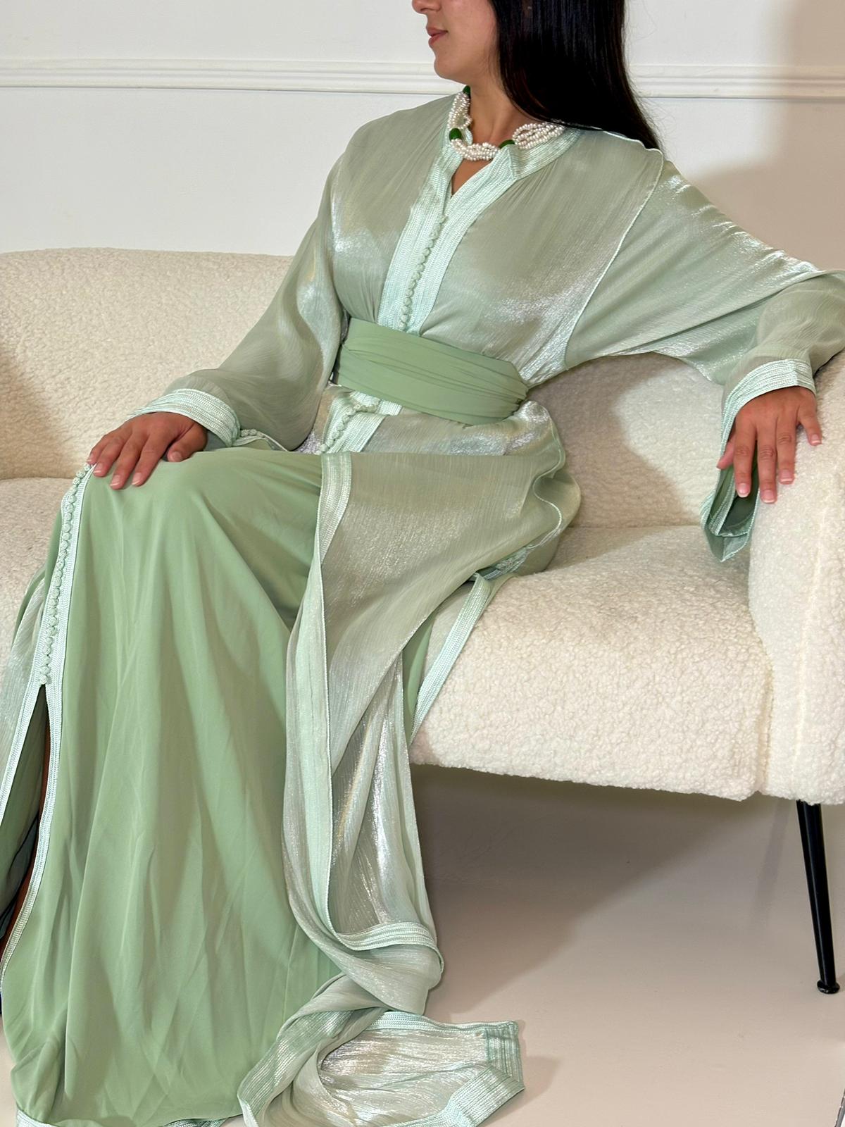 Caftan vert amande en tissu satiné