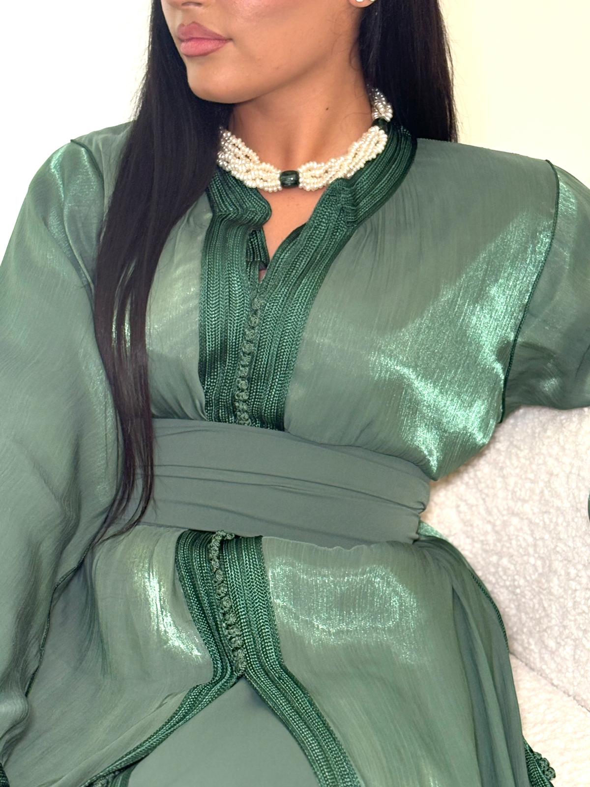 Caftan vert sapin en tissu satiné