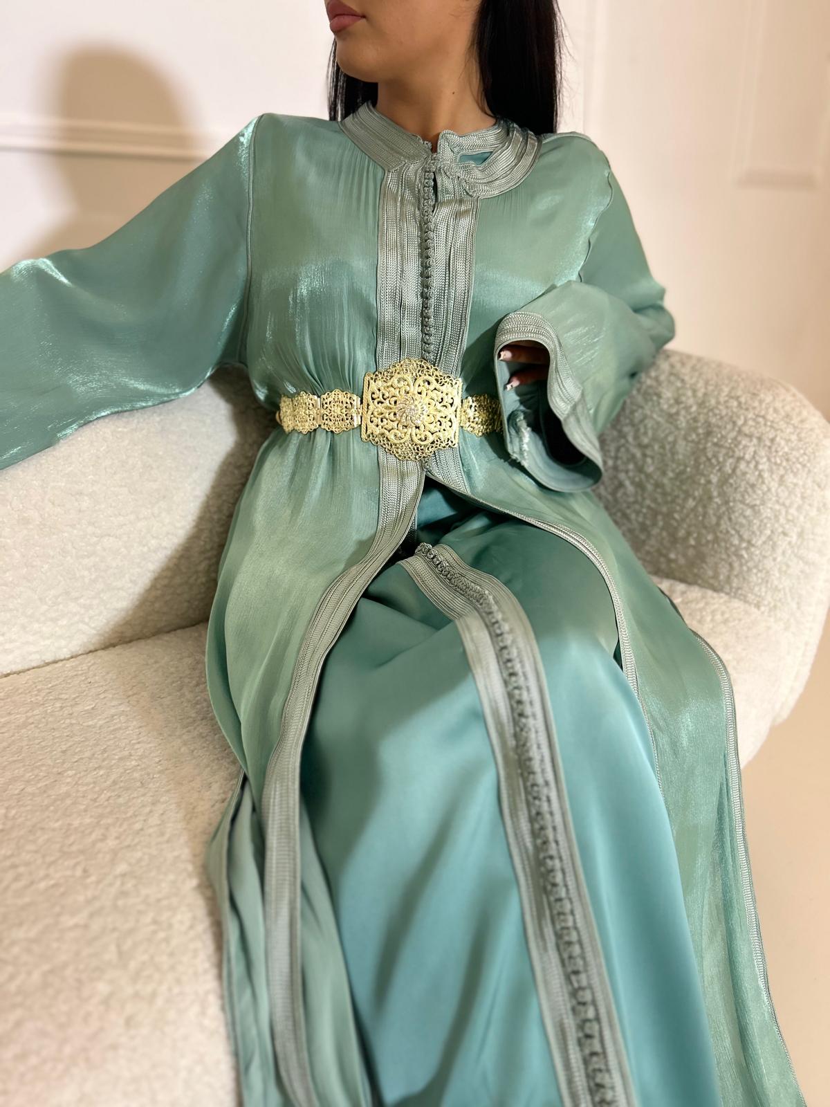 Caftan vert sauge en tissu satiné