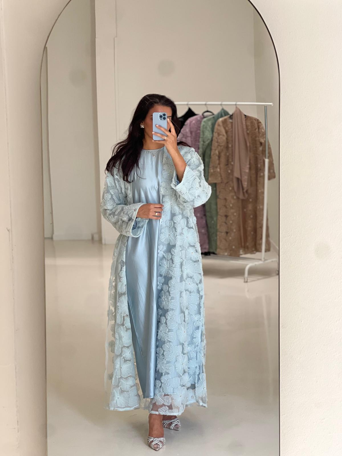 Kimono en dentelle florale bleu ciel avec sous abaya satinée & voile