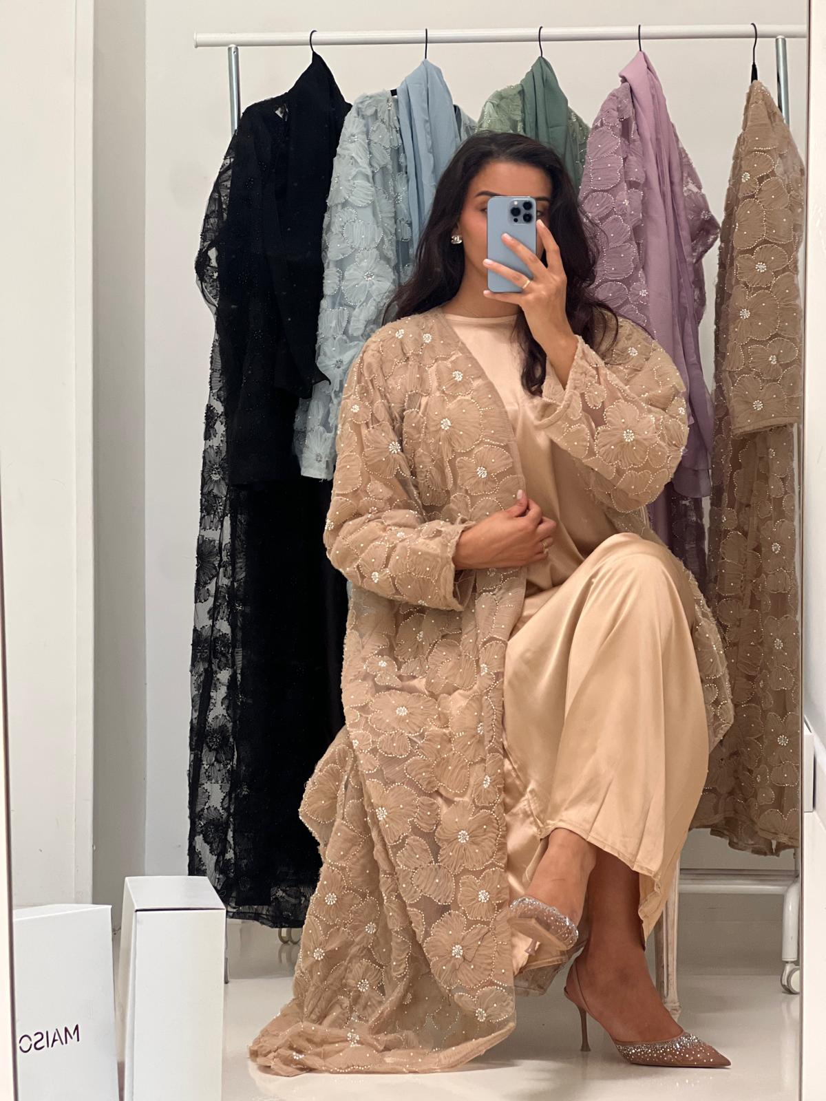 Kimono en dentelle florale marron nude avec sous abaya satinée & voile