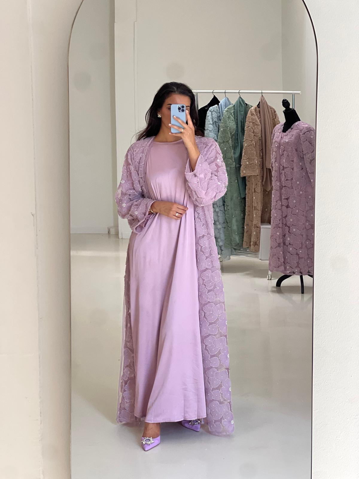 Kimono en dentelle florale violet avec sous abaya satinée & voile
