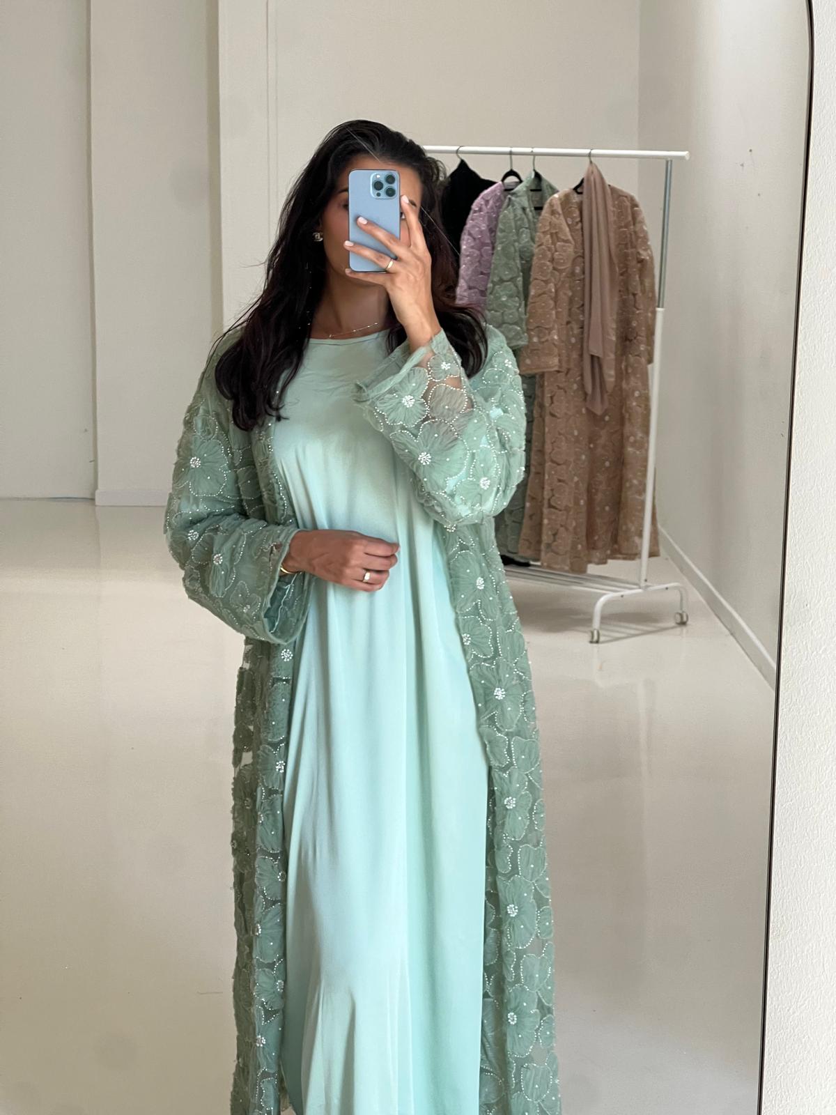 Kimono en dentelle florale vert avec sous abaya satinée & voile