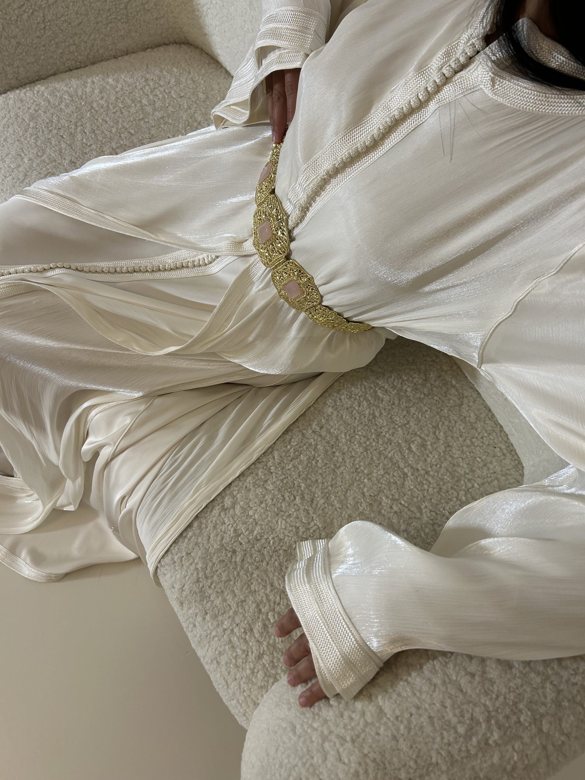 Caftan blanc en tissu satiné