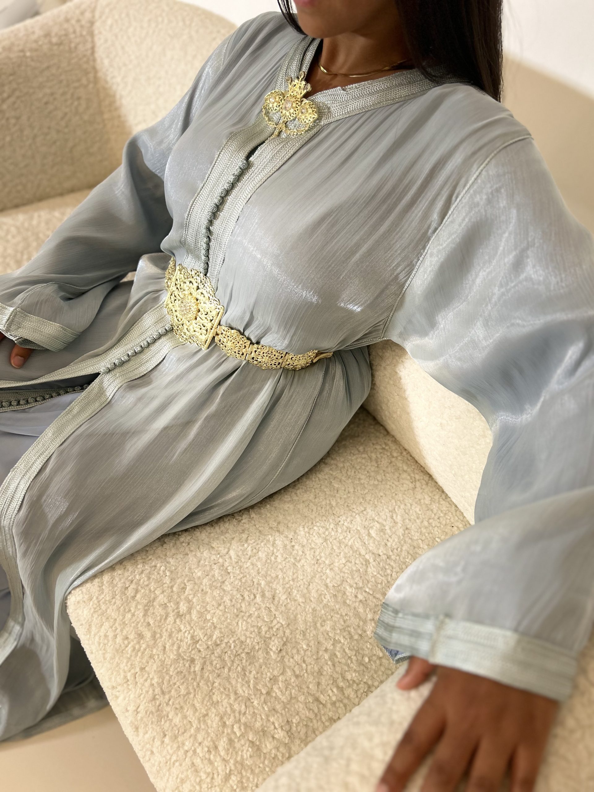 Caftan bleu bébé en tissu satiné