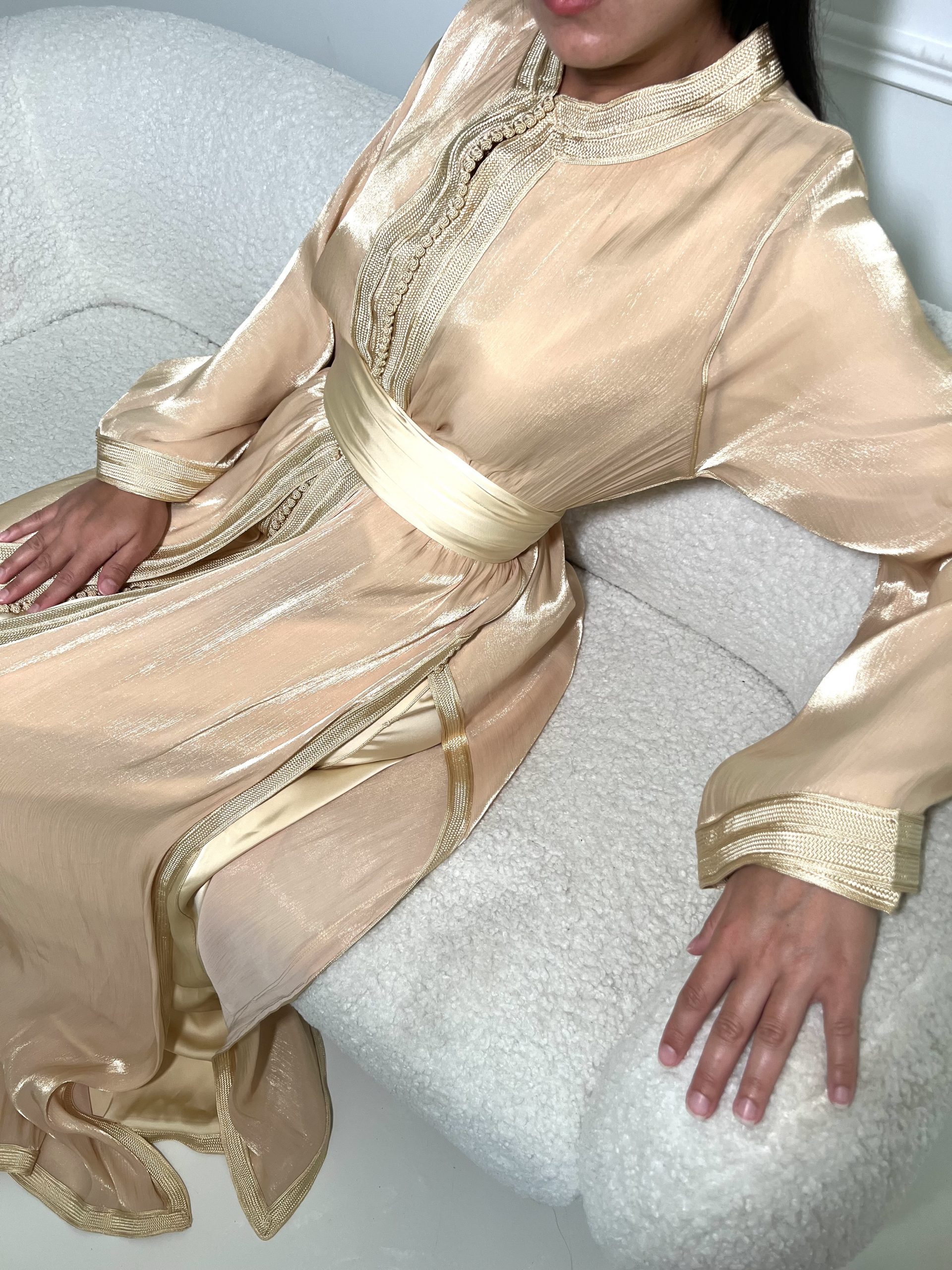 Caftan doré en tissu satiné