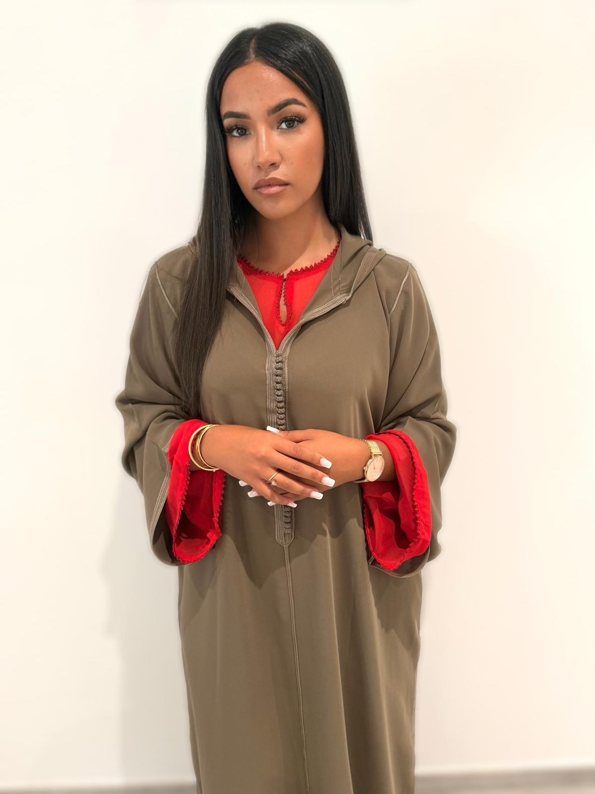 Jelaba marron & robe en mousseline rouge