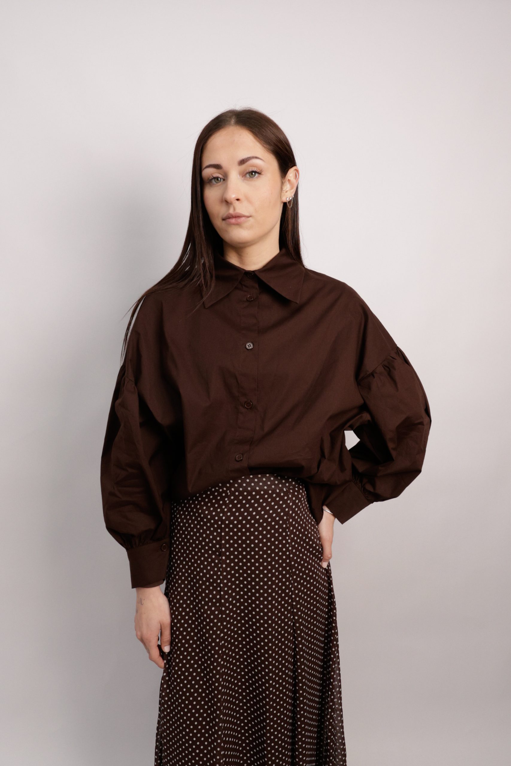 Chemise marron à manches bouffantes