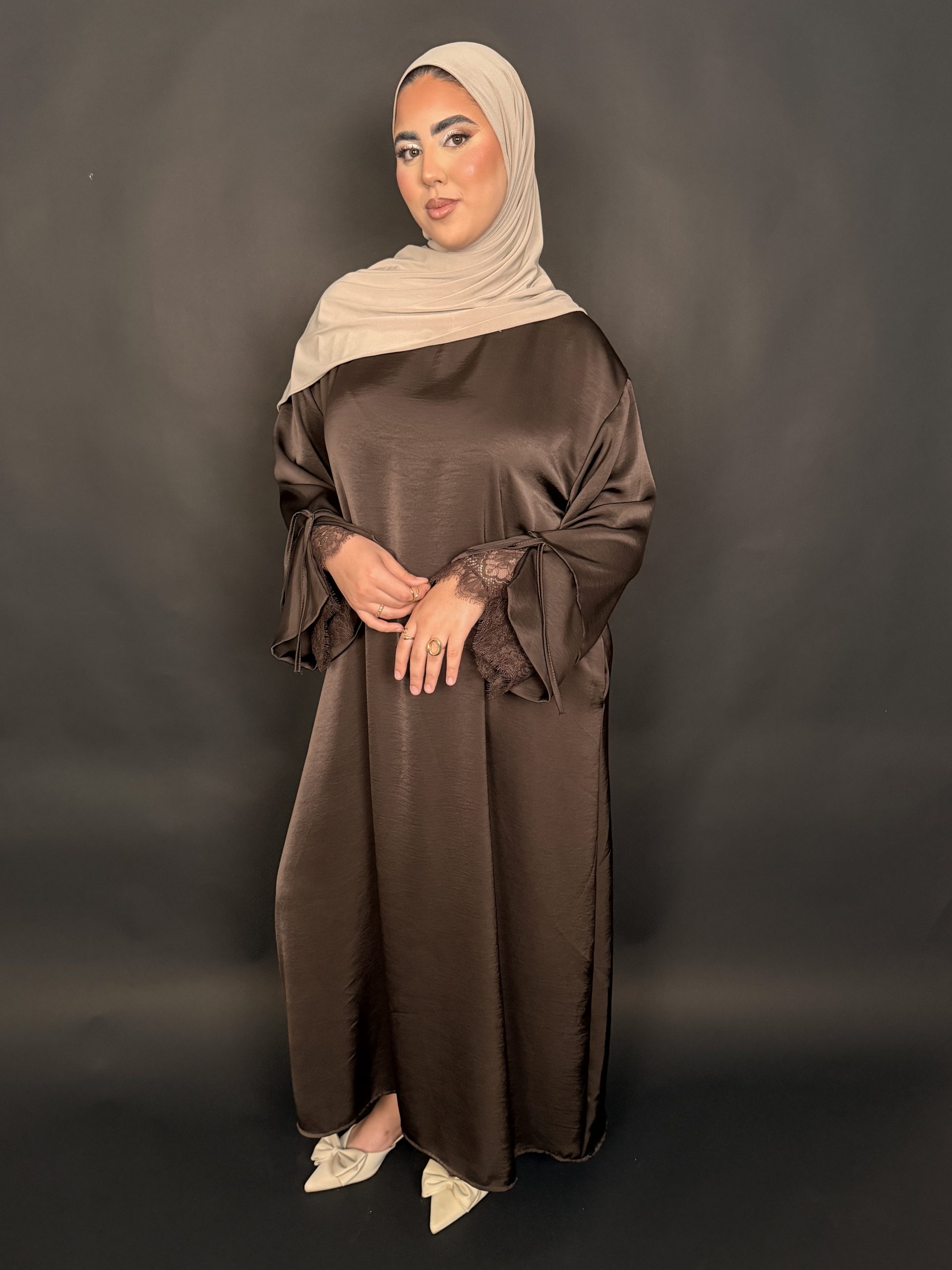 Robe satiné en dentelle | Marron