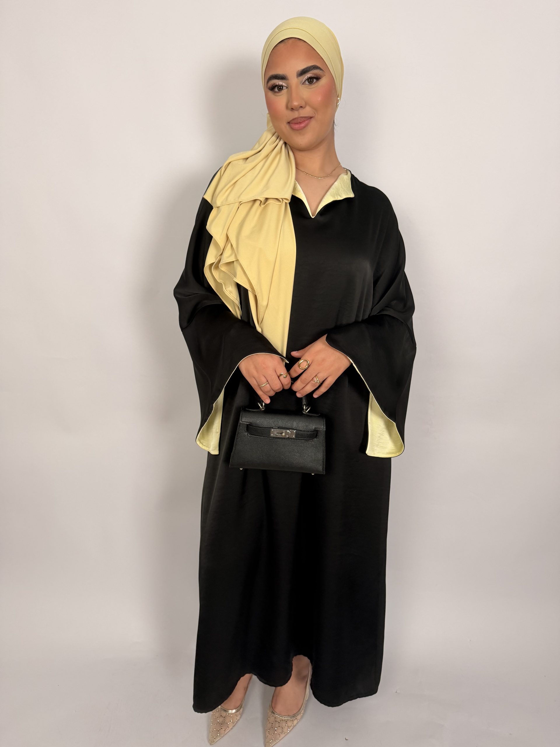 Robe noir à doublure jaune